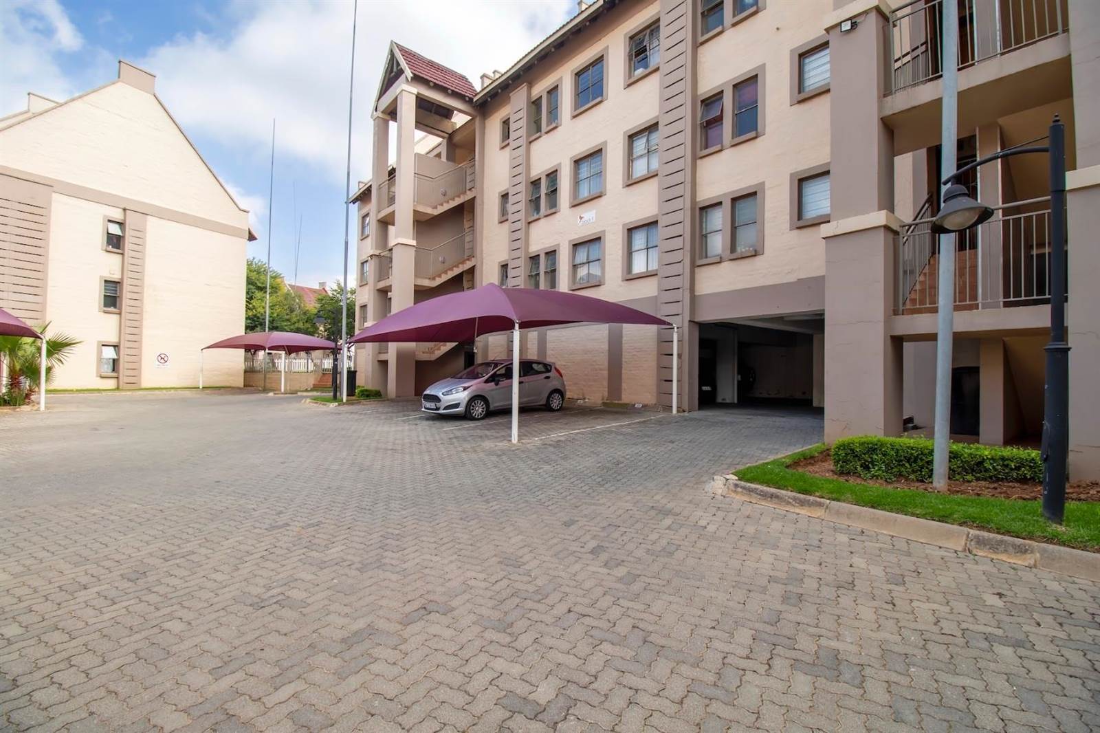3 Bed Apartment in Sundowner photo number 1