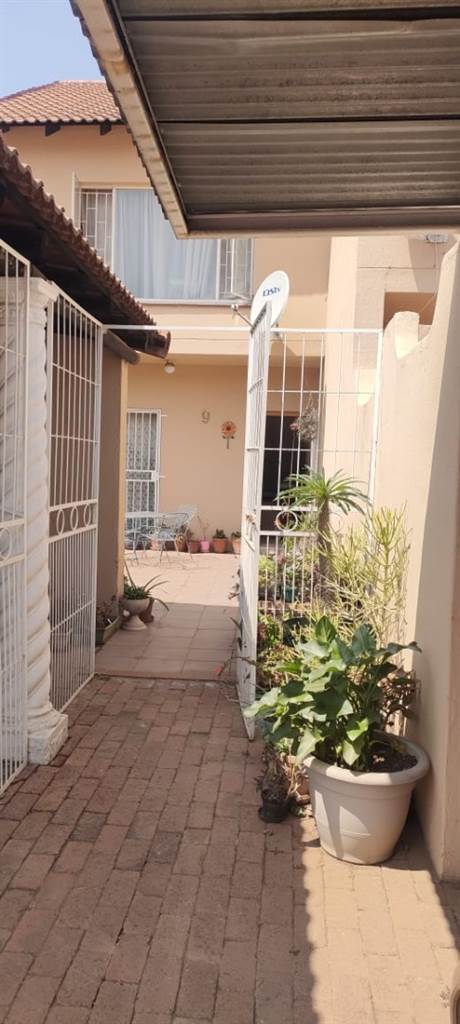 2 Bed Townhouse in Pretoria Gardens photo number 2