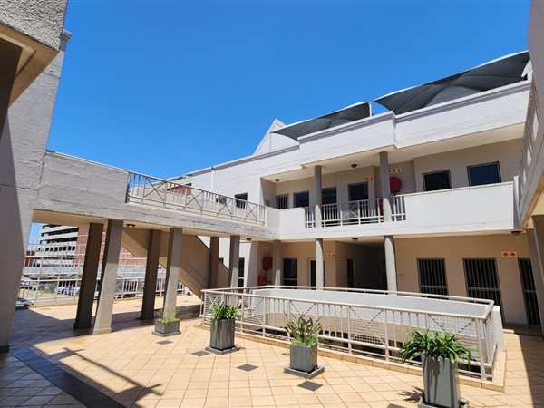 93  m² Commercial space in Hatfield