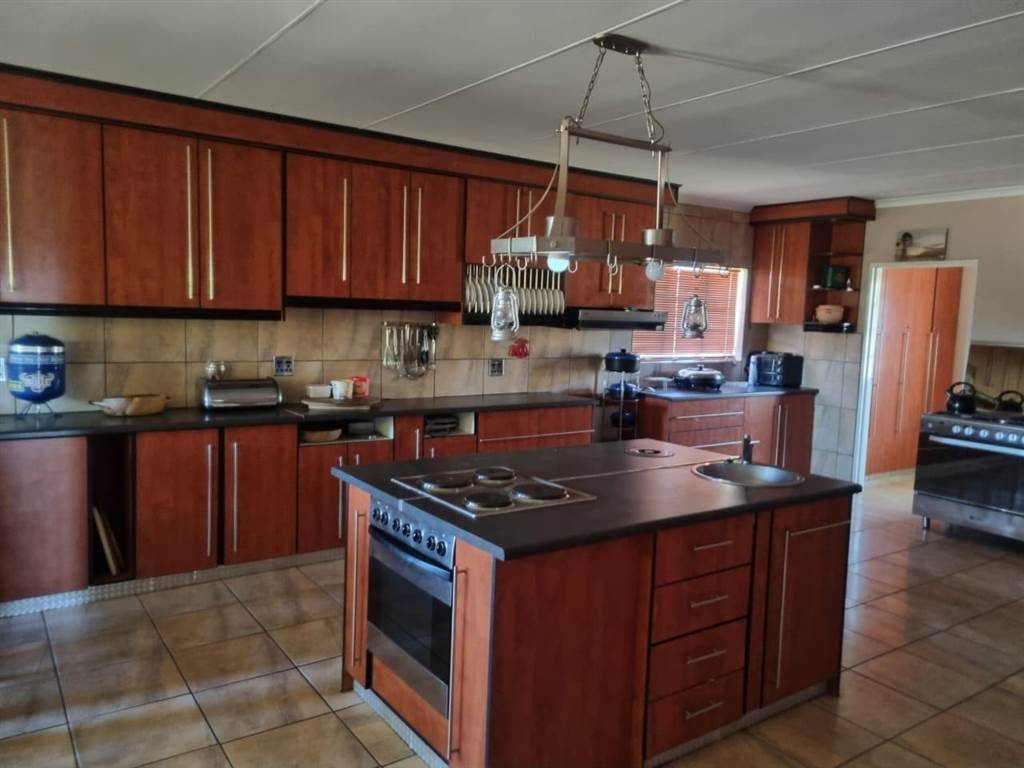 6 Bed House in Upington photo number 4