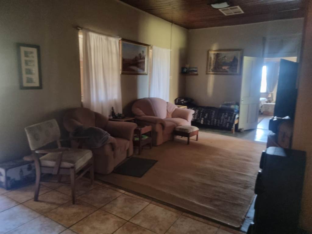 6 Bed House in Upington photo number 5