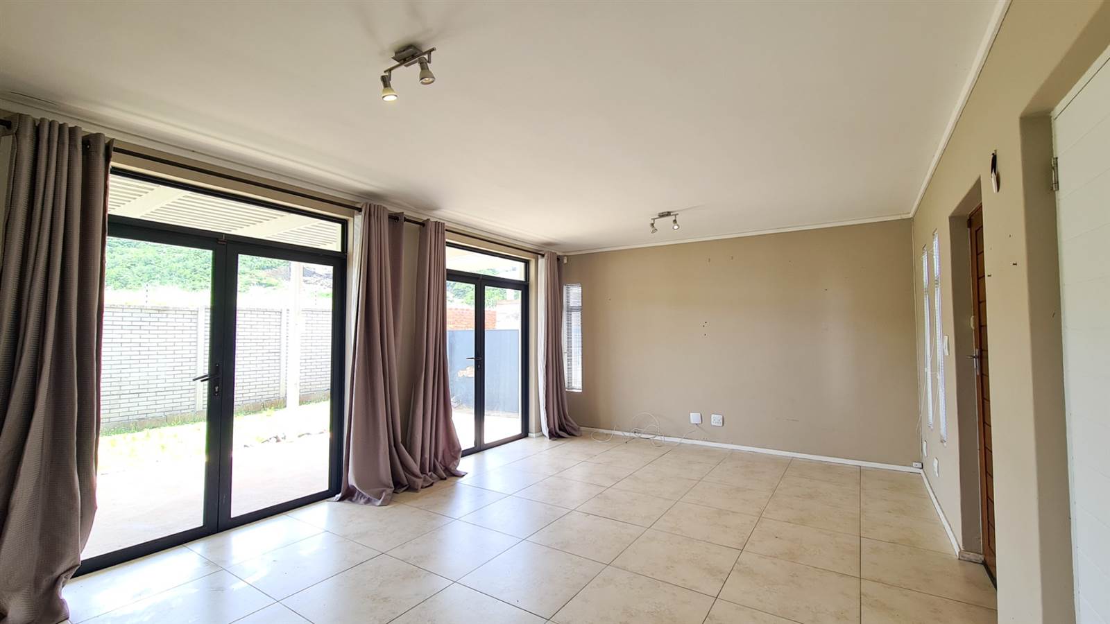 2 Bed Apartment in Nahoon Valley Park photo number 3