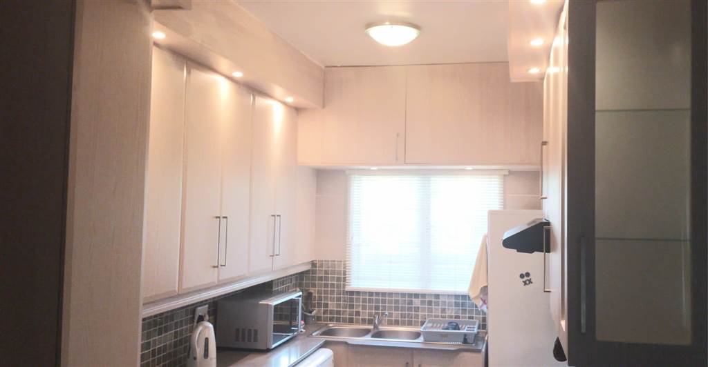 2 Bed Flat in Hibberdene photo number 6