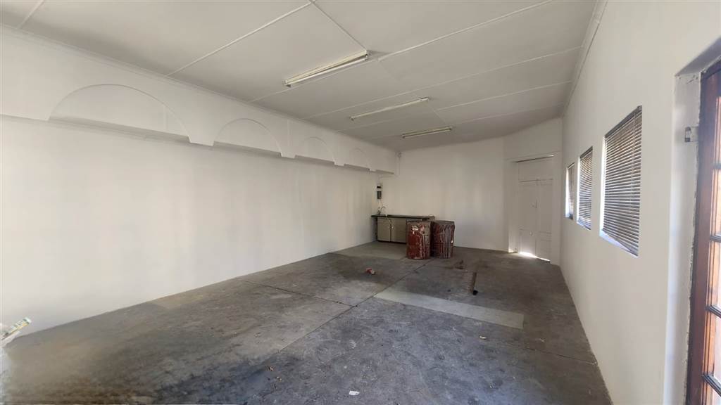 250  m² Commercial space in Oudtshoorn Central photo number 4