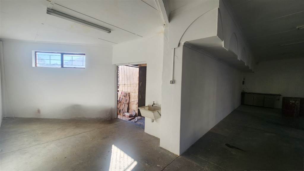 250  m² Commercial space in Oudtshoorn Central photo number 5