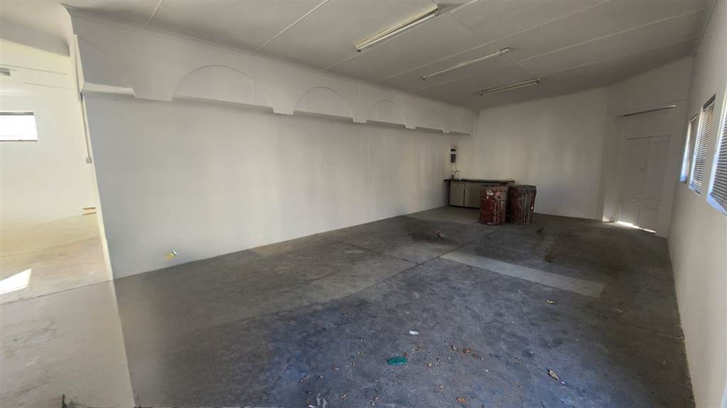 250  m² Commercial space in Oudtshoorn Central photo number 2