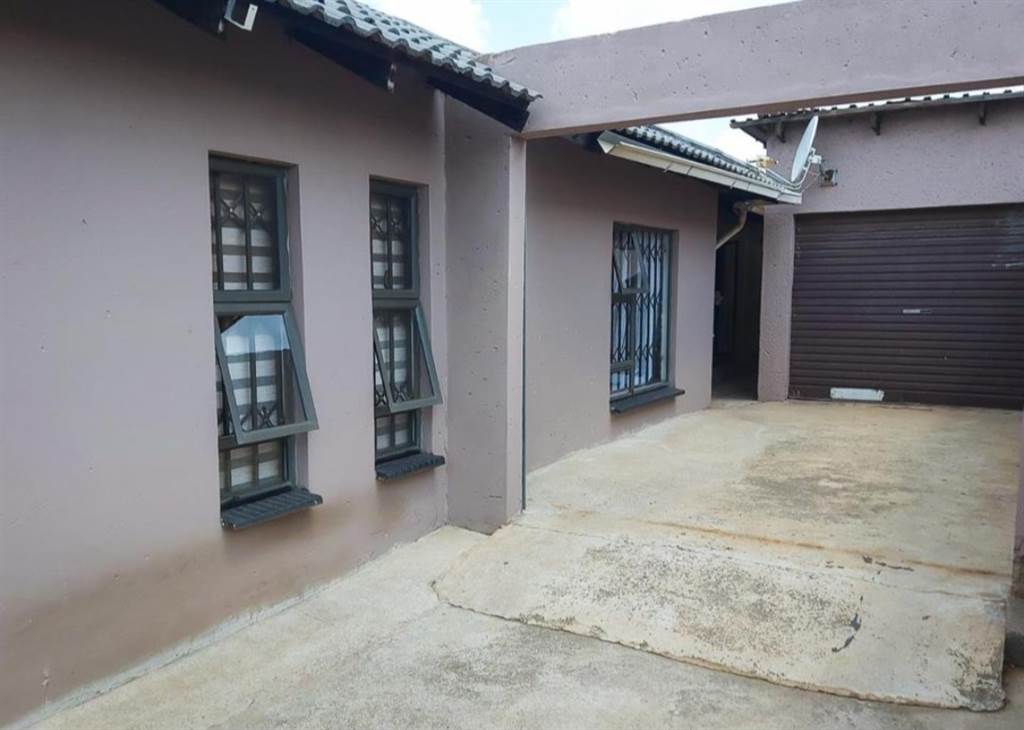 3 Bed House in Protea Glen photo number 21