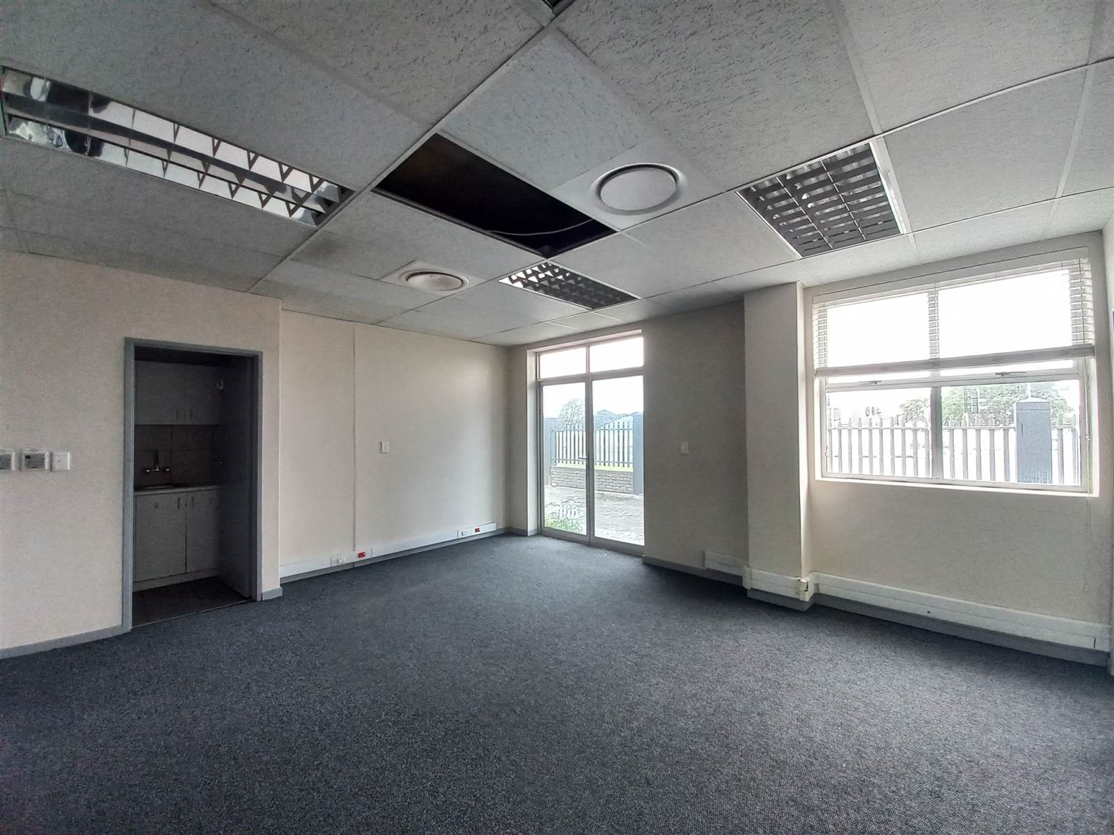 300  m² Commercial space in Milnerton Central photo number 3