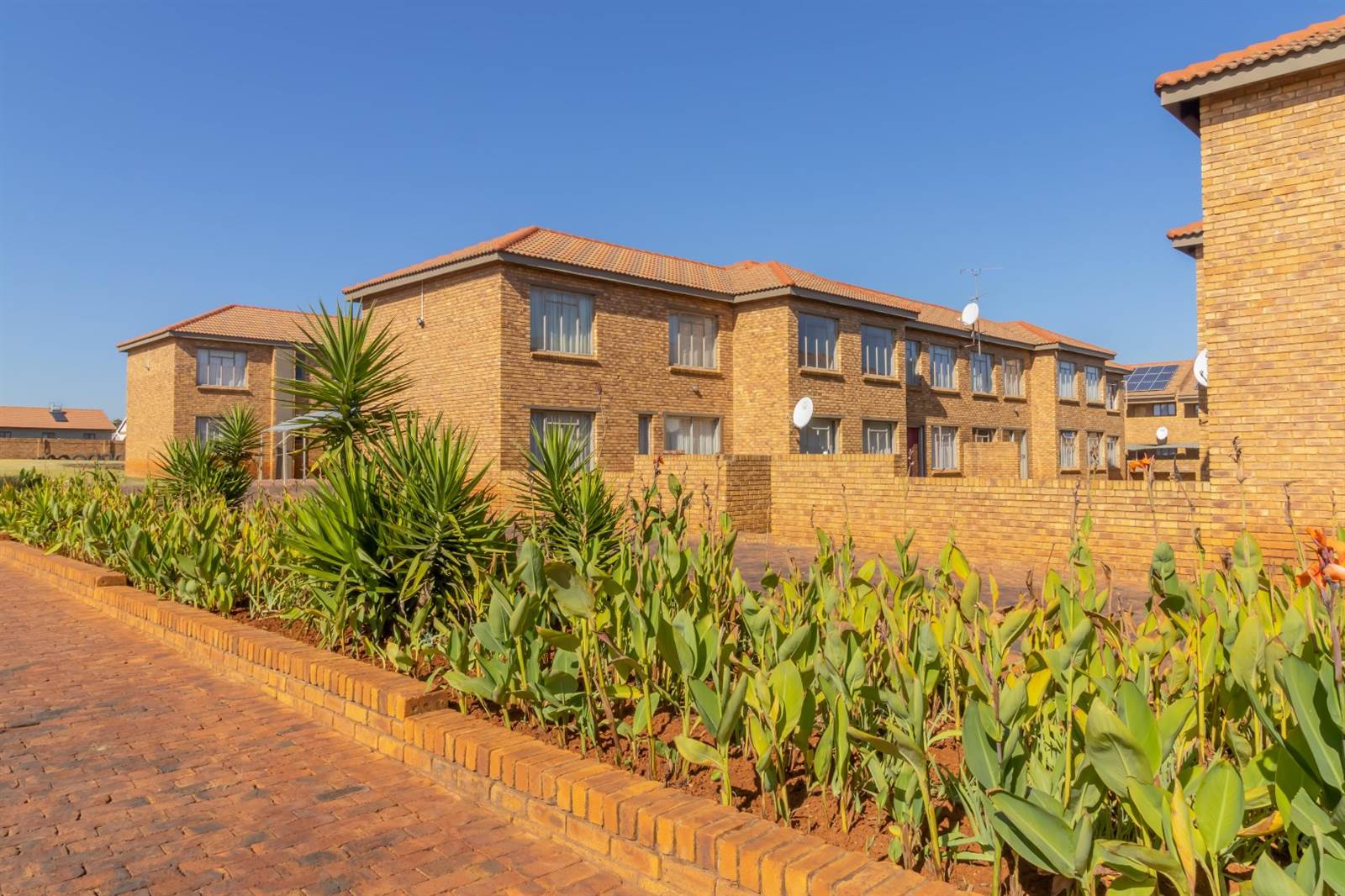 2 Bed Apartment in Krugersrus photo number 6