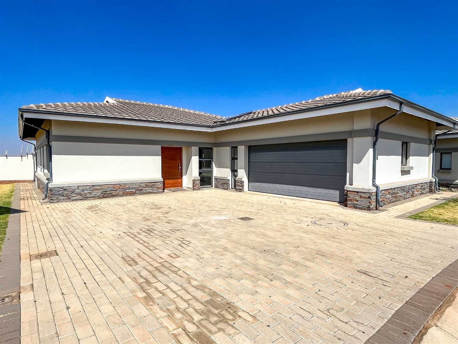 3 Bed House in Eastland Mature Lifestyle Estate photo number 1