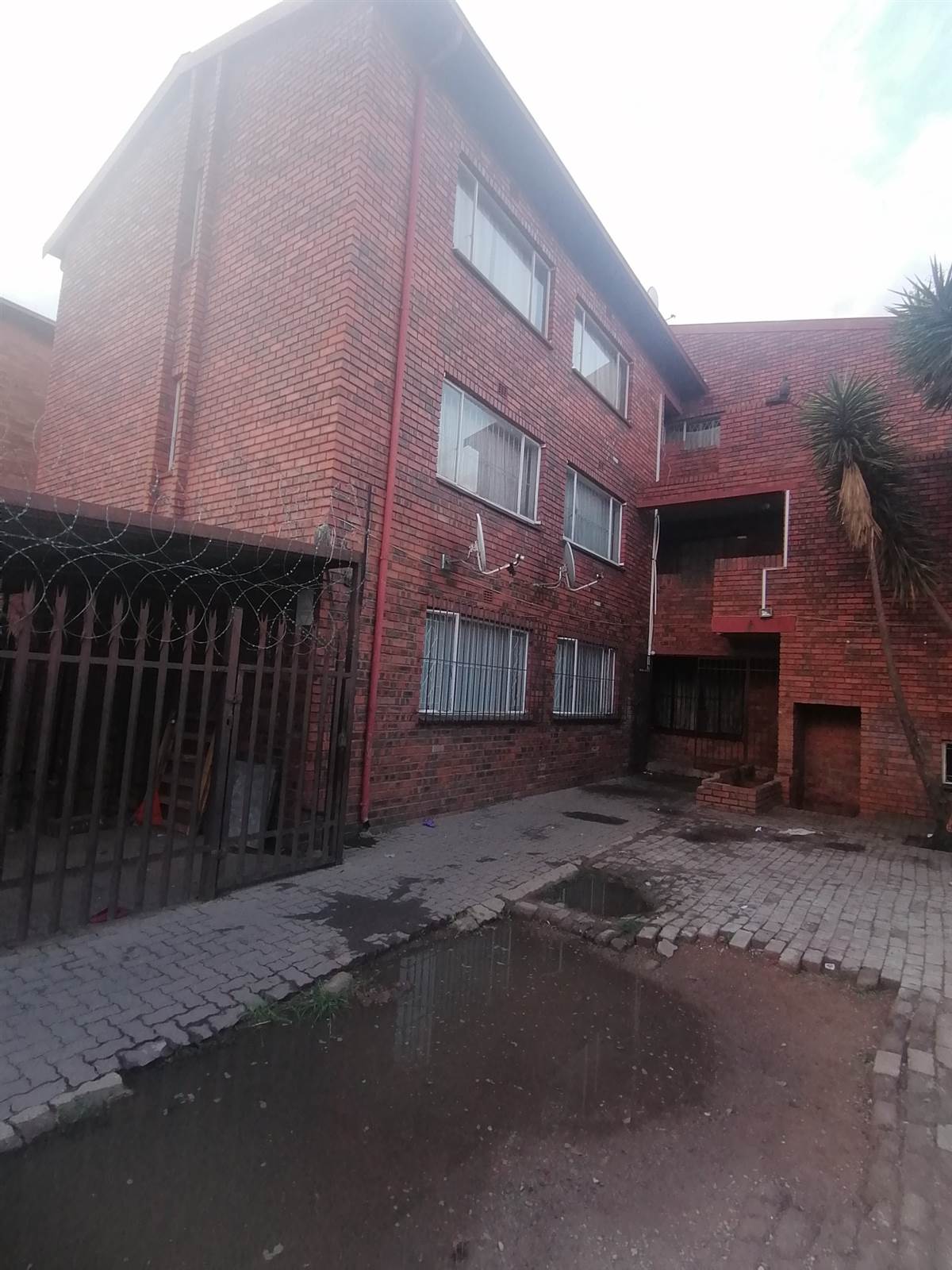 2 Bed Townhouse in Turffontein photo number 1