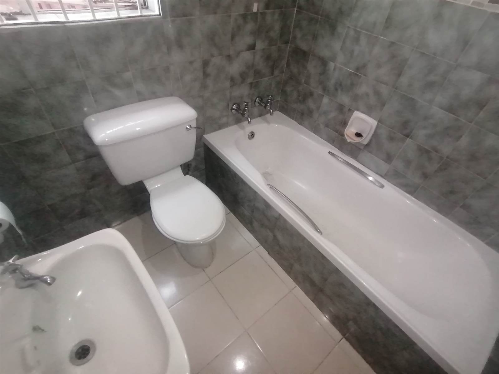2 Bed Townhouse in Turffontein photo number 10