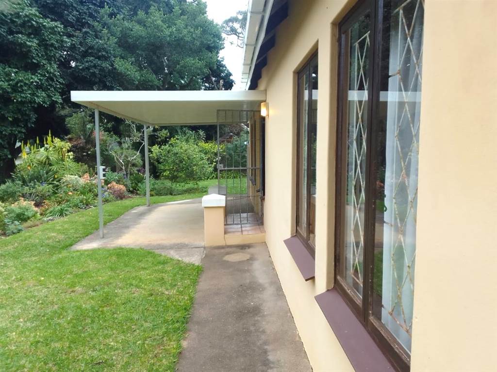 3 Bed Townhouse in Umtentweni photo number 1