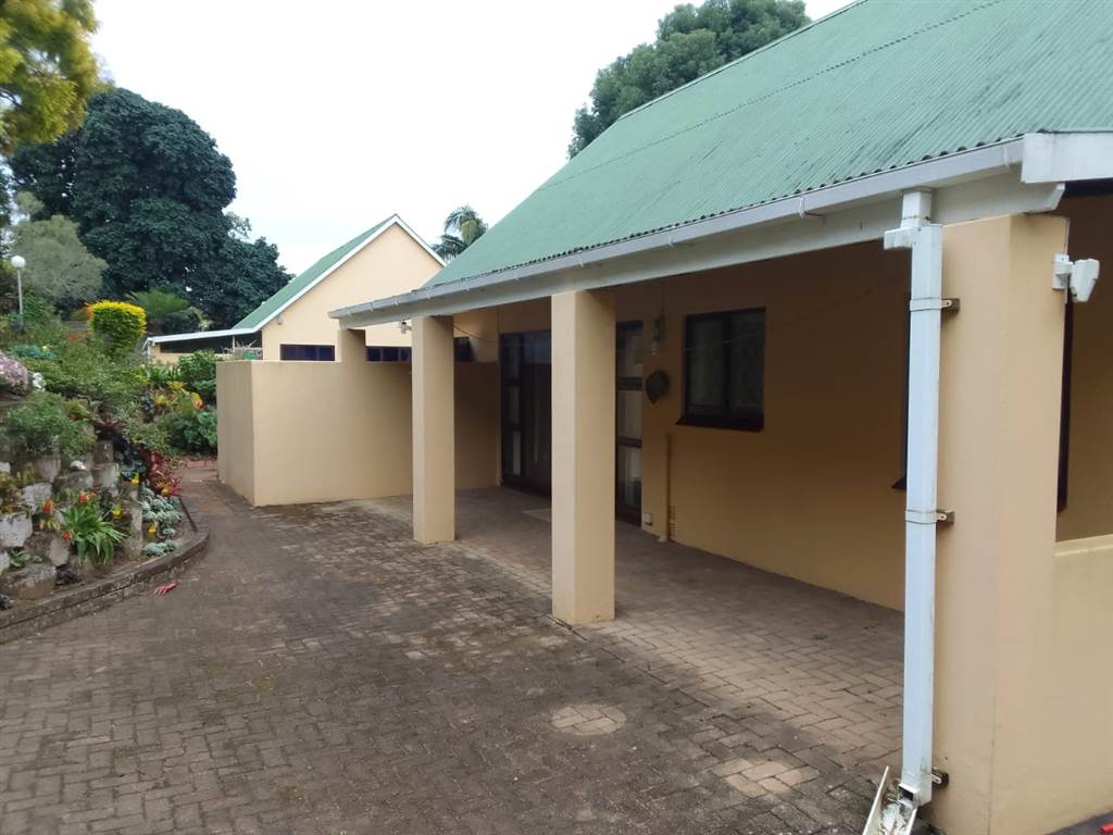 3 Bed Townhouse in Umtentweni photo number 2