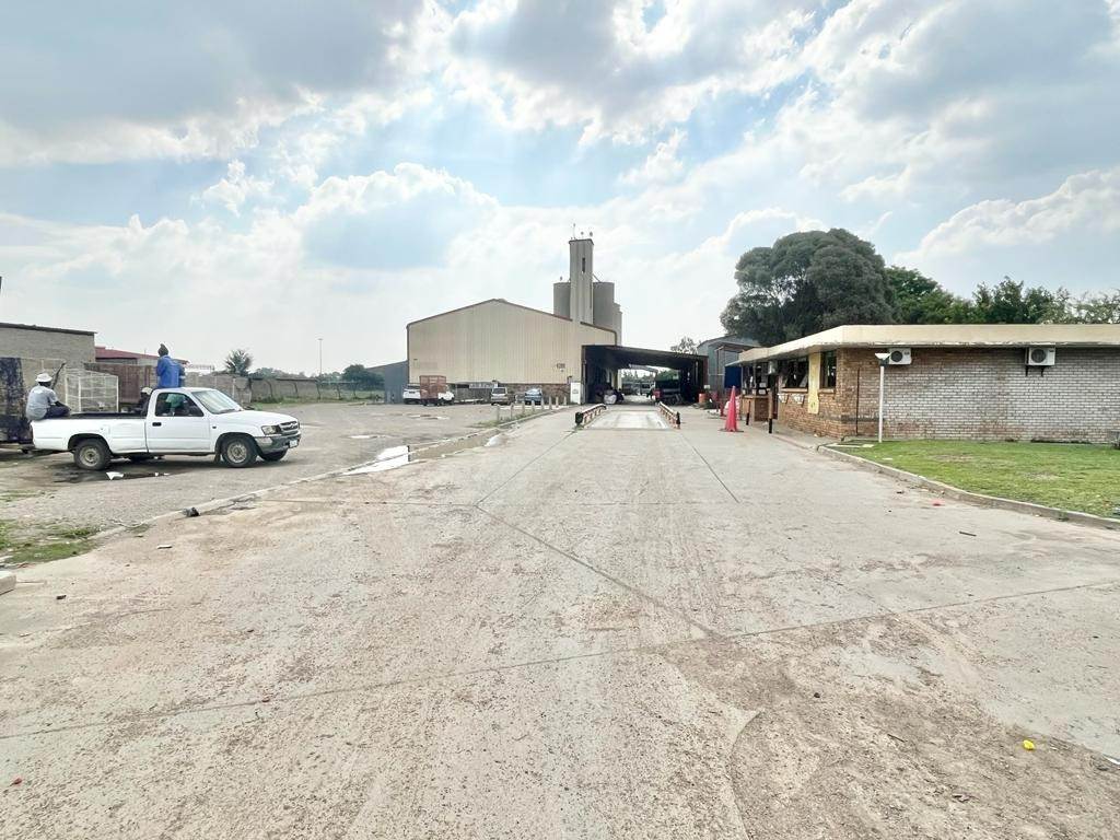 3542  m² Commercial space in Mafikeng photo number 11