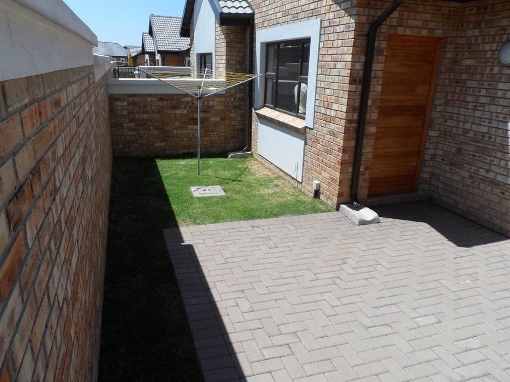2 Bed Townhouse in Beyers Park photo number 21
