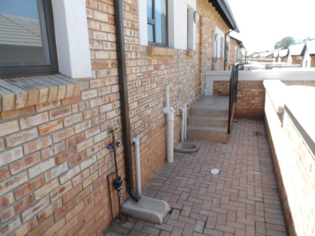 2 Bed Townhouse in Beyers Park photo number 22