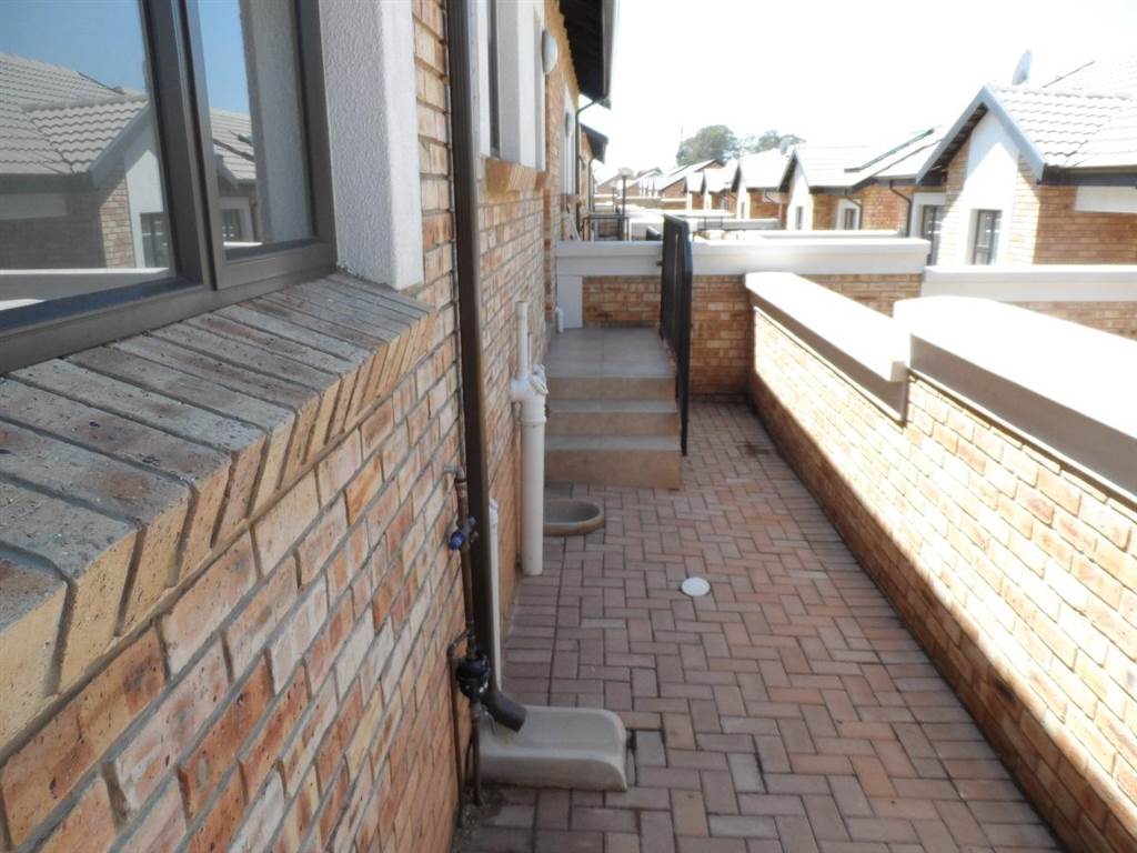 2 Bed Townhouse in Beyers Park photo number 23