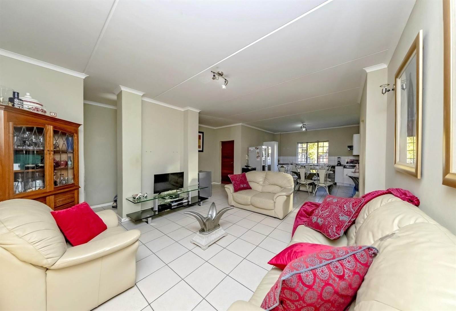 3 Bed Apartment in Douglasdale photo number 9