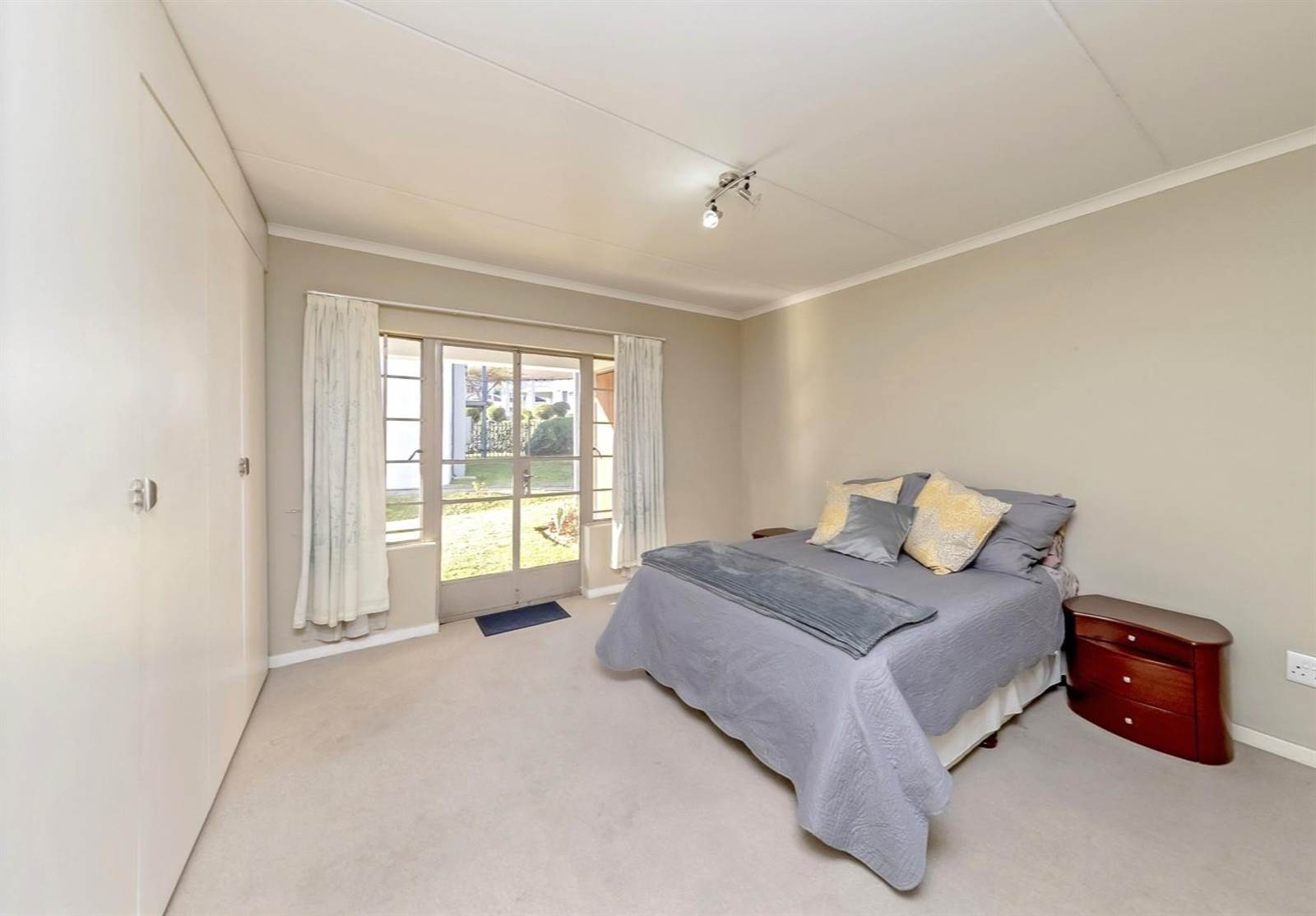 3 Bed Apartment in Douglasdale photo number 4