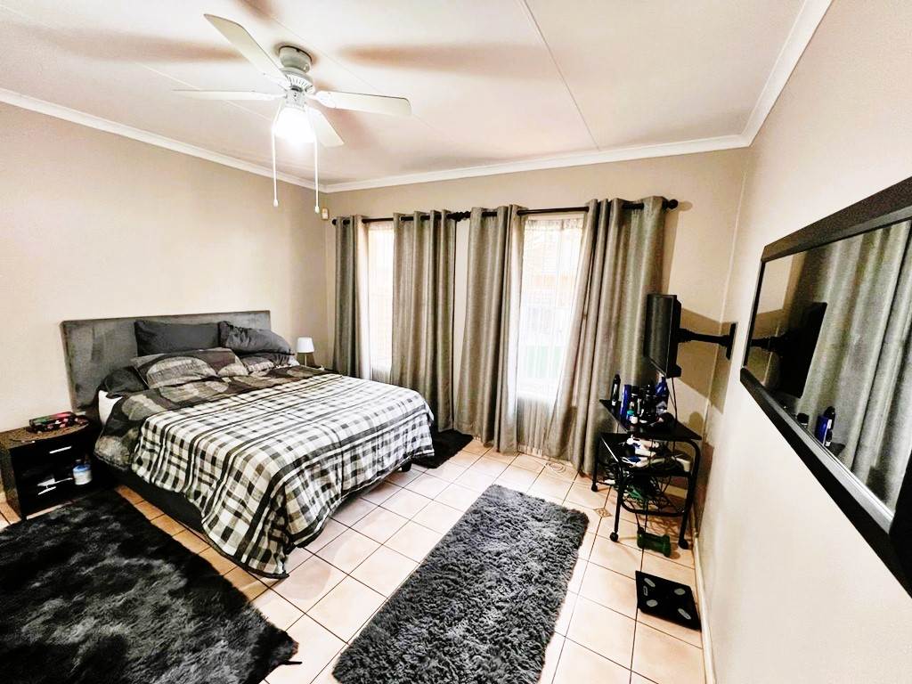 2 Bed Townhouse in Highveld photo number 7