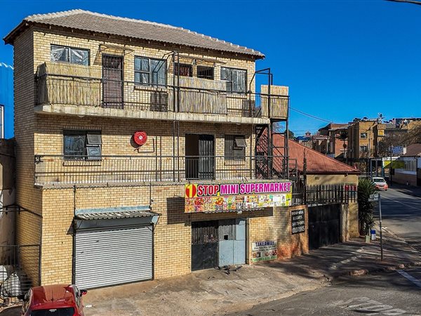 124 m² Retail Space 124 m² Retail Space