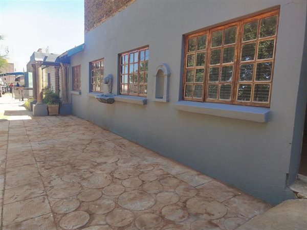 90  m² Commercial space in Krugersdorp Central