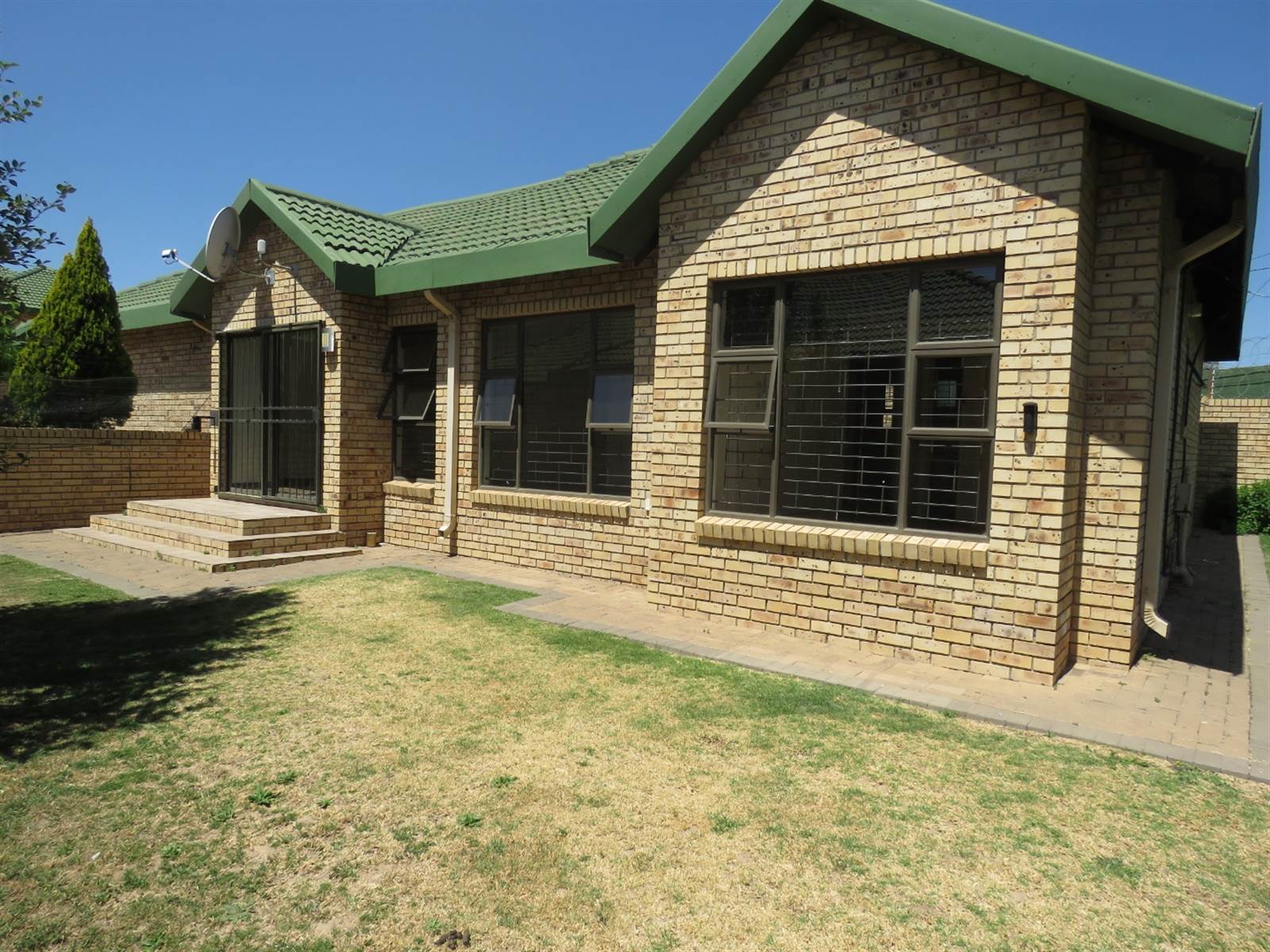 3 Bed Townhouse in Harrismith photo number 2