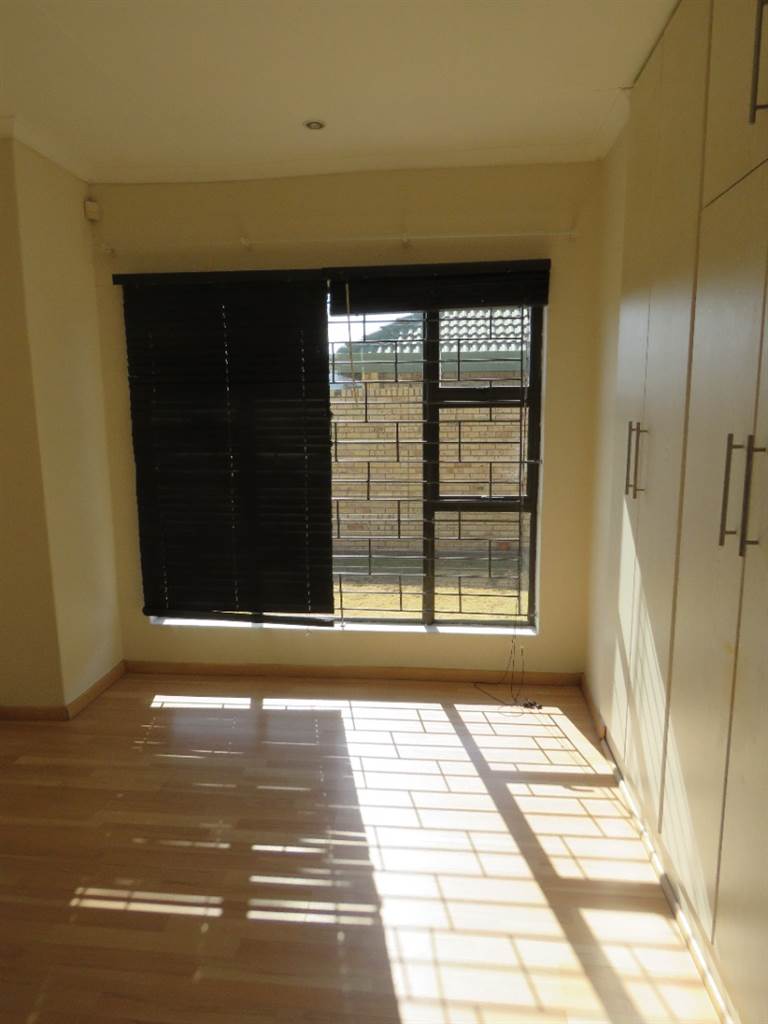 3 Bed Townhouse in Harrismith photo number 12