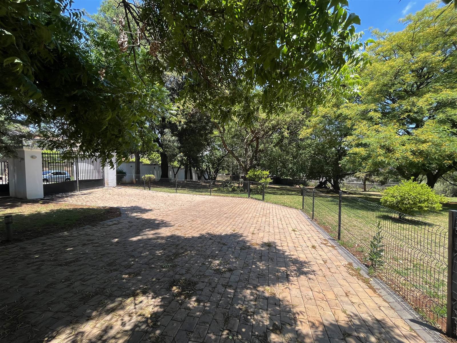 8565 m² Land available in Bedfordview photo number 2