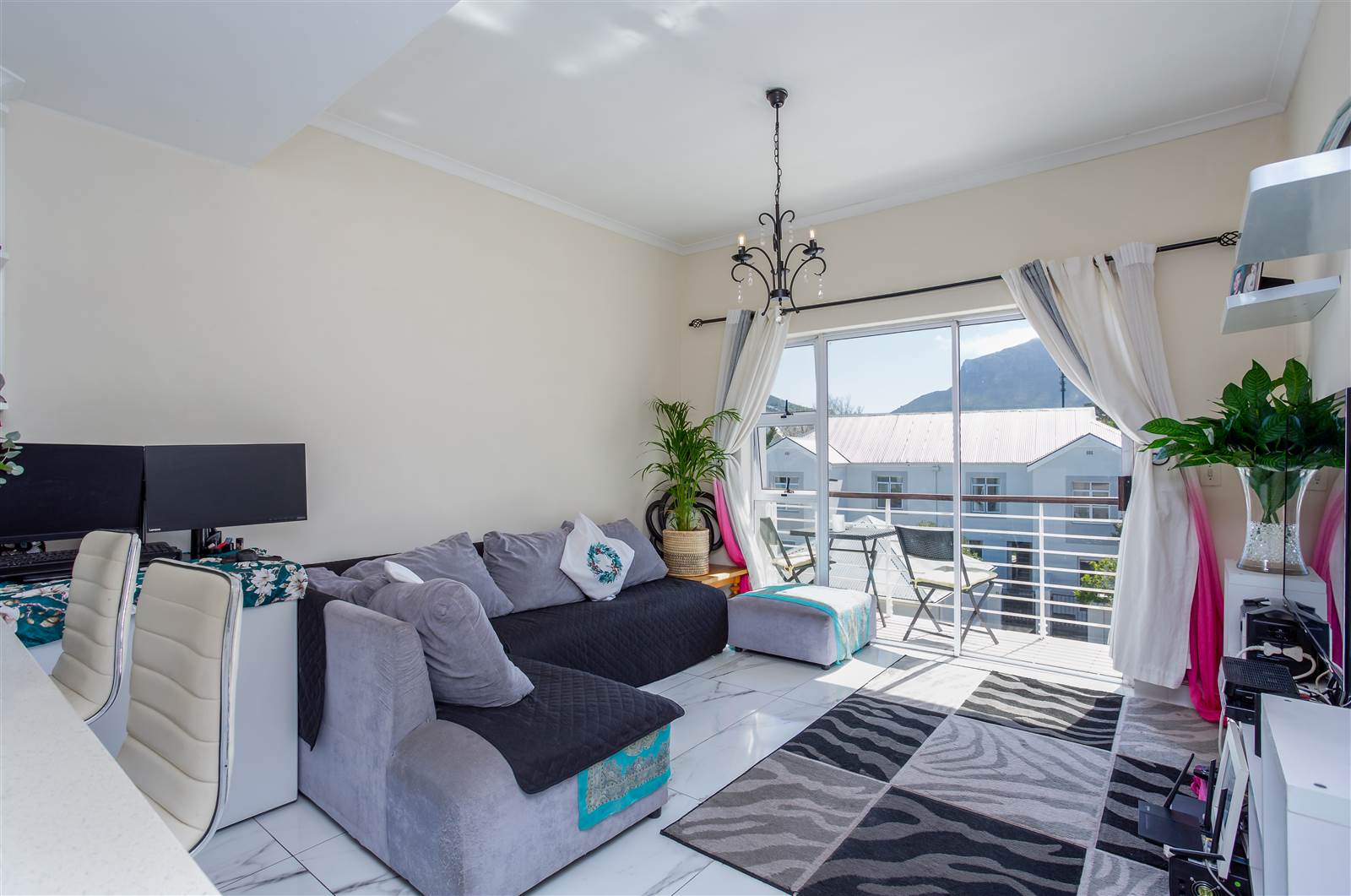 2 Bed Apartment in Hout Bay and surrounds photo number 5