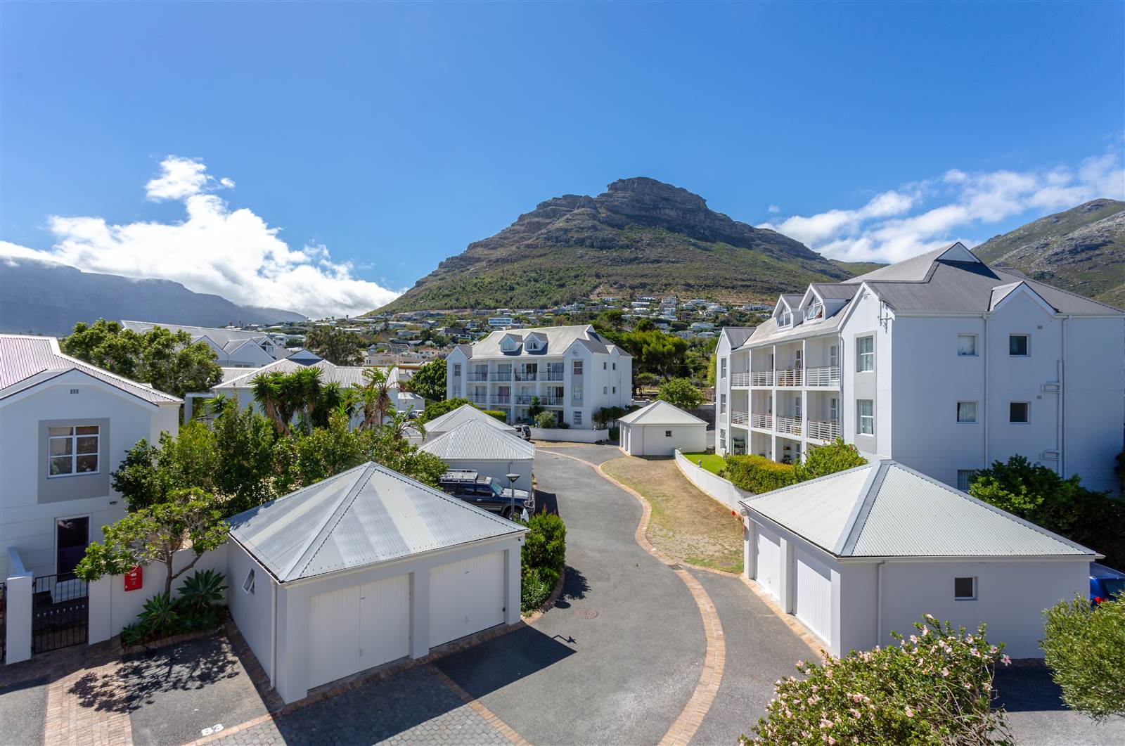 2 Bed Apartment in Hout Bay and surrounds photo number 3