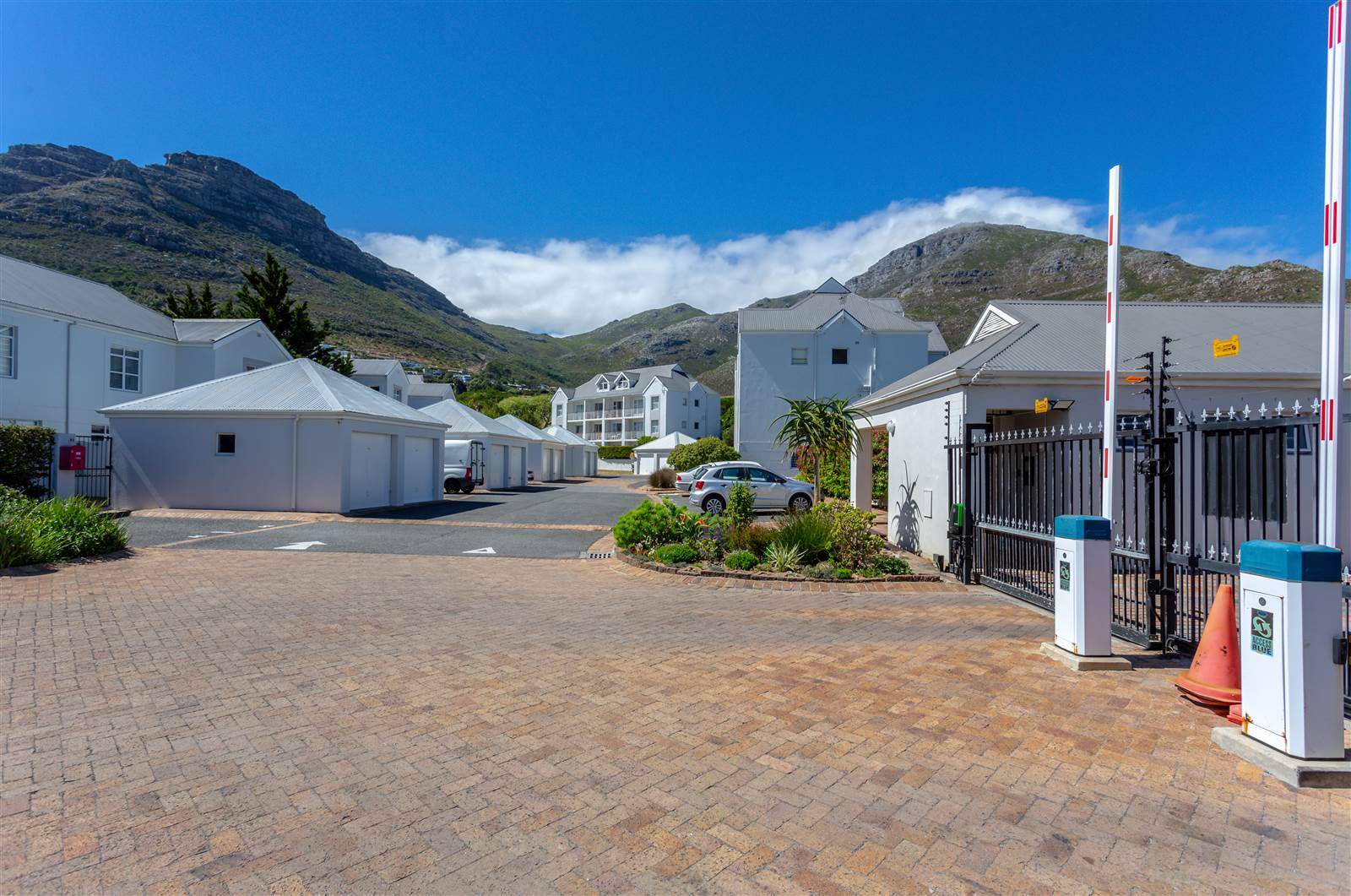 2 Bed Apartment in Hout Bay and surrounds photo number 12