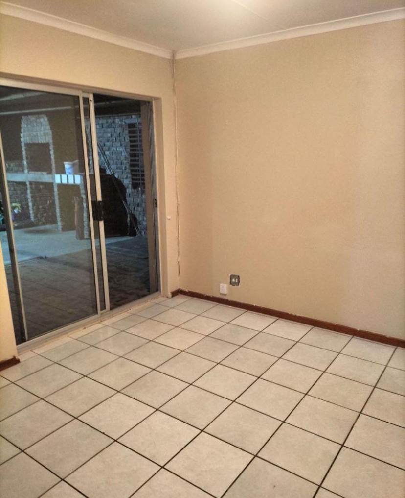 2 Bed House in Scheepers Heights photo number 4