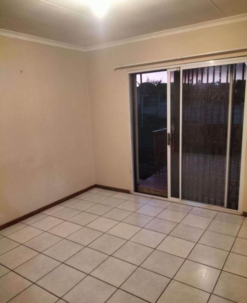 2 Bed House in Scheepers Heights photo number 11