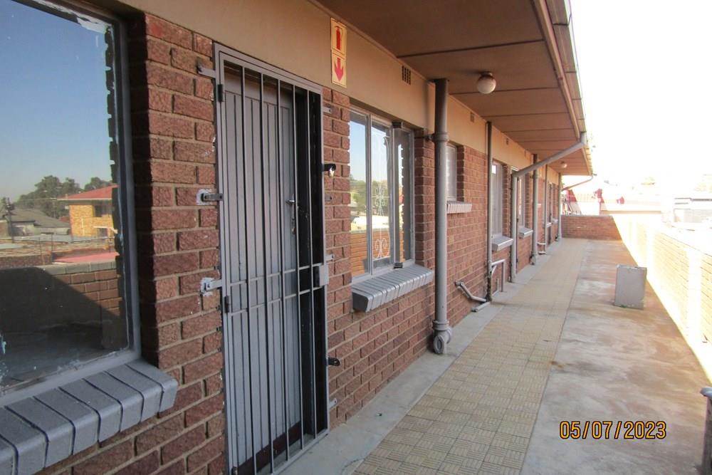 1 Bed Apartment in Turffontein photo number 2