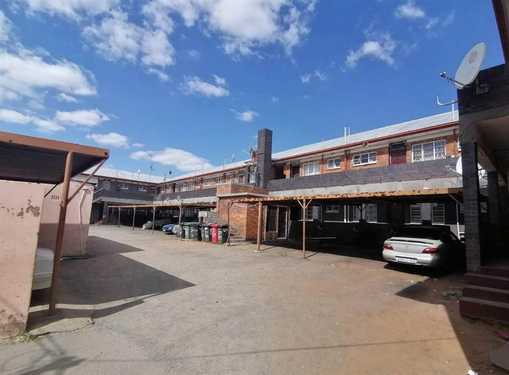 2 Bed Apartment in Turffontein photo number 17
