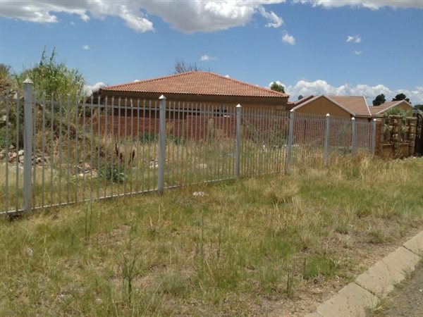 1440 m² Land available in Ladybrand