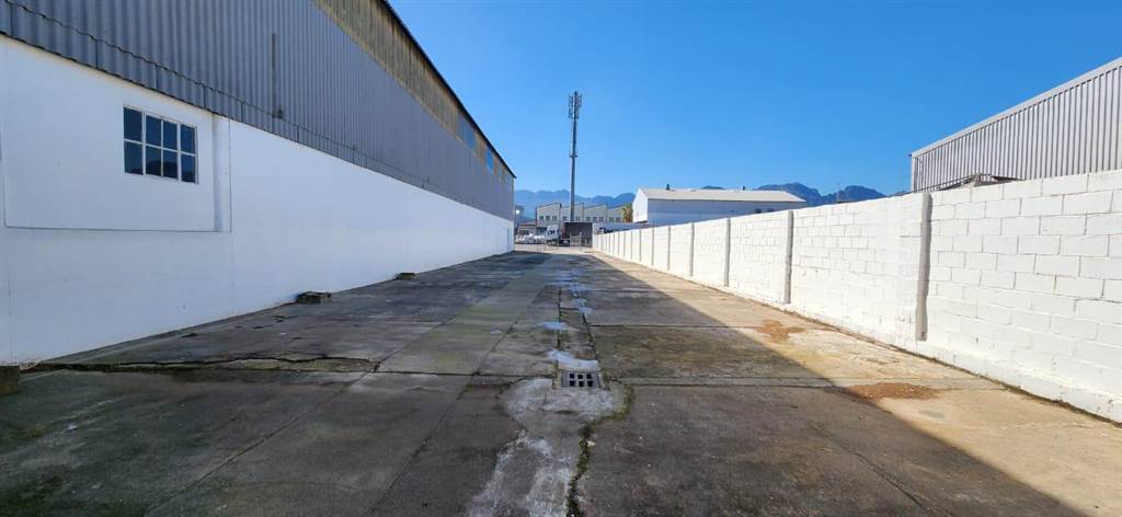 750  m² Industrial space in Dal Josafat photo number 2