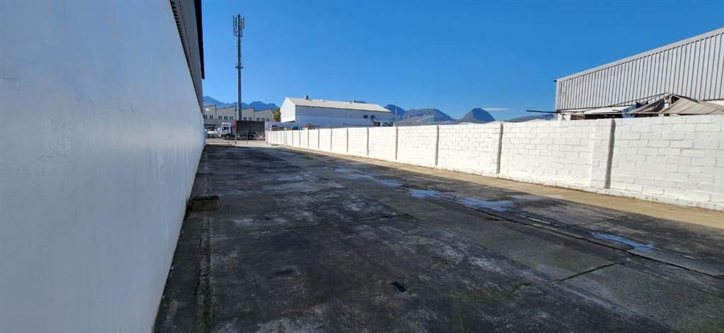 750  m² Industrial space in Dal Josafat photo number 1