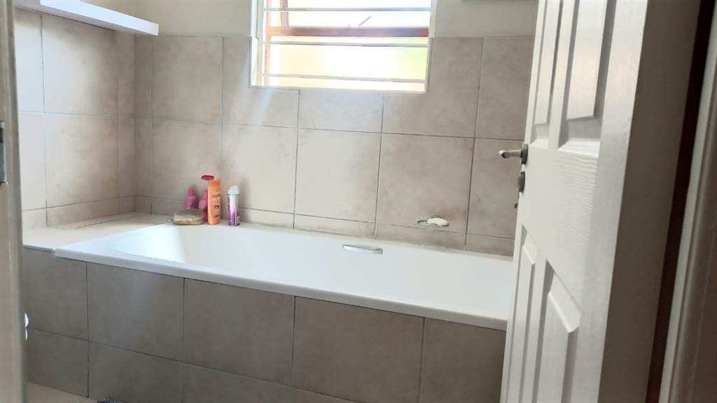 2 Bed Apartment in Fish Hoek photo number 10