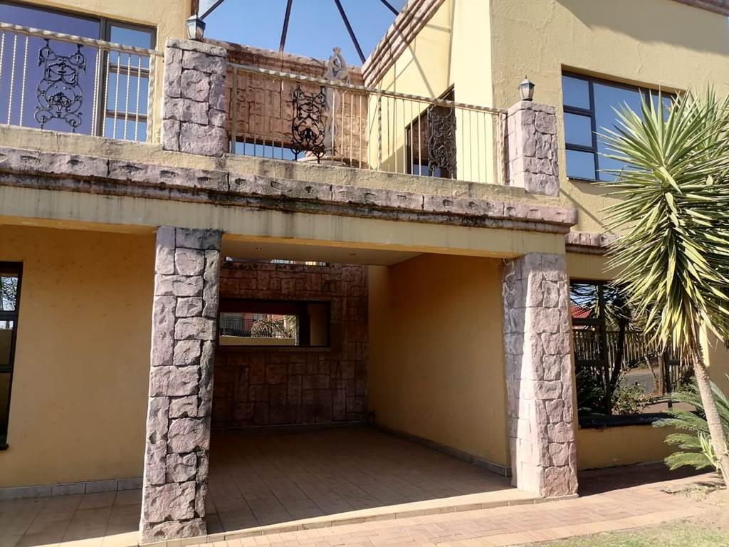 6 Bed House in Lenasia South photo number 21
