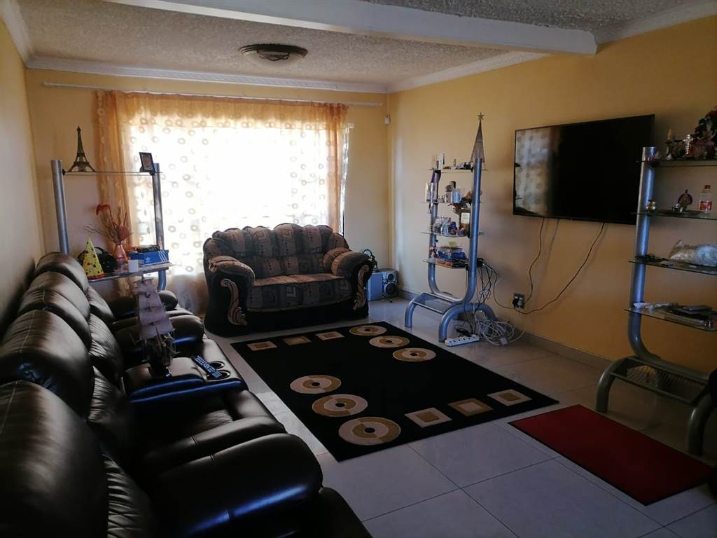 6 Bed House in Lenasia South photo number 30
