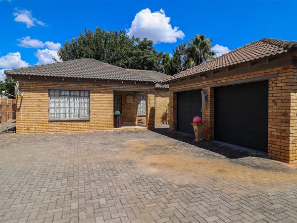 3 Bedroom Townhouse 3 Bedroom Townhouse