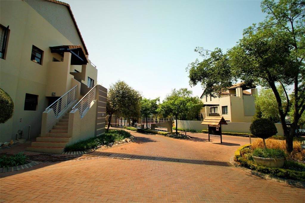 1 Bed Townhouse in Lonehill photo number 3
