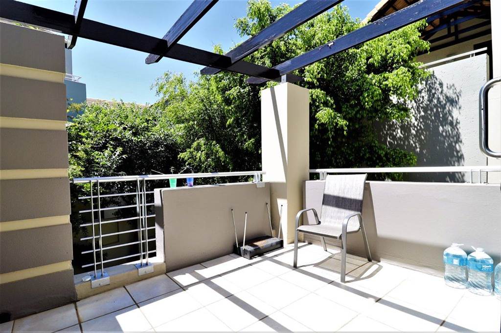 1 Bed Townhouse in Lonehill photo number 8