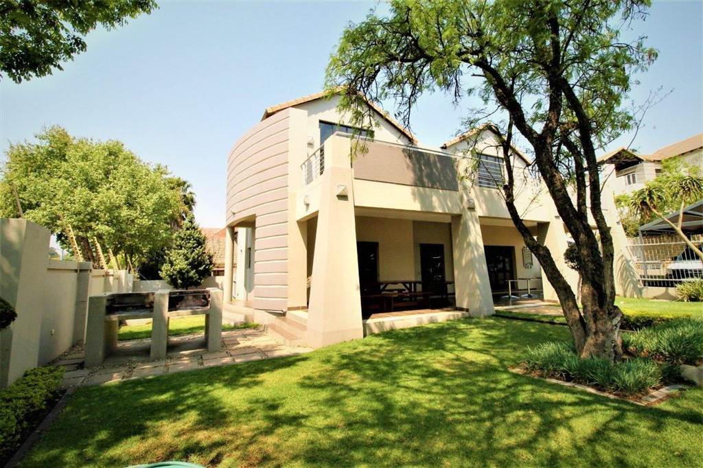 1 Bed Townhouse in Lonehill photo number 17