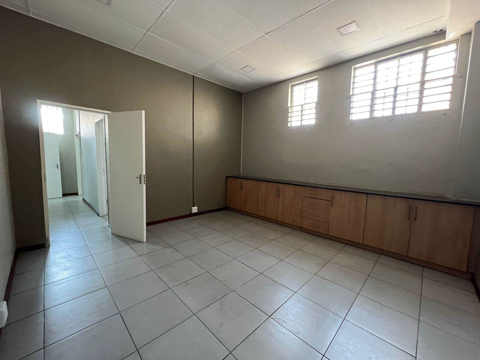 1000  m² Industrial space in Germiston Central photo number 17