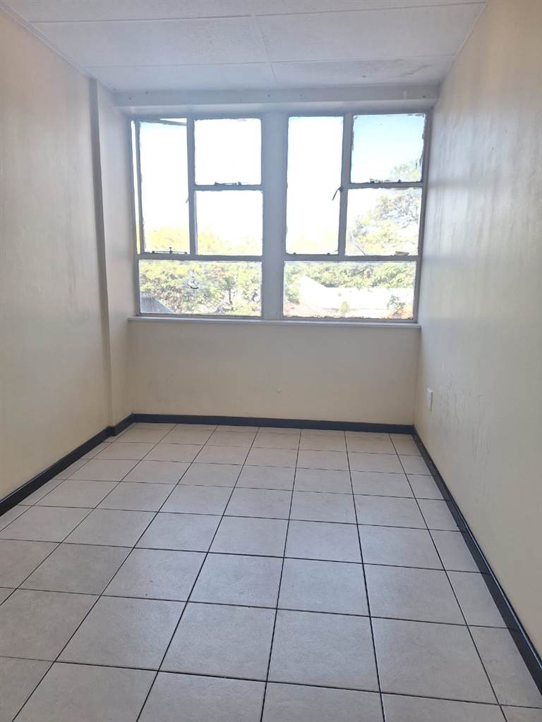 2 Bed Apartment in Yeoville photo number 12
