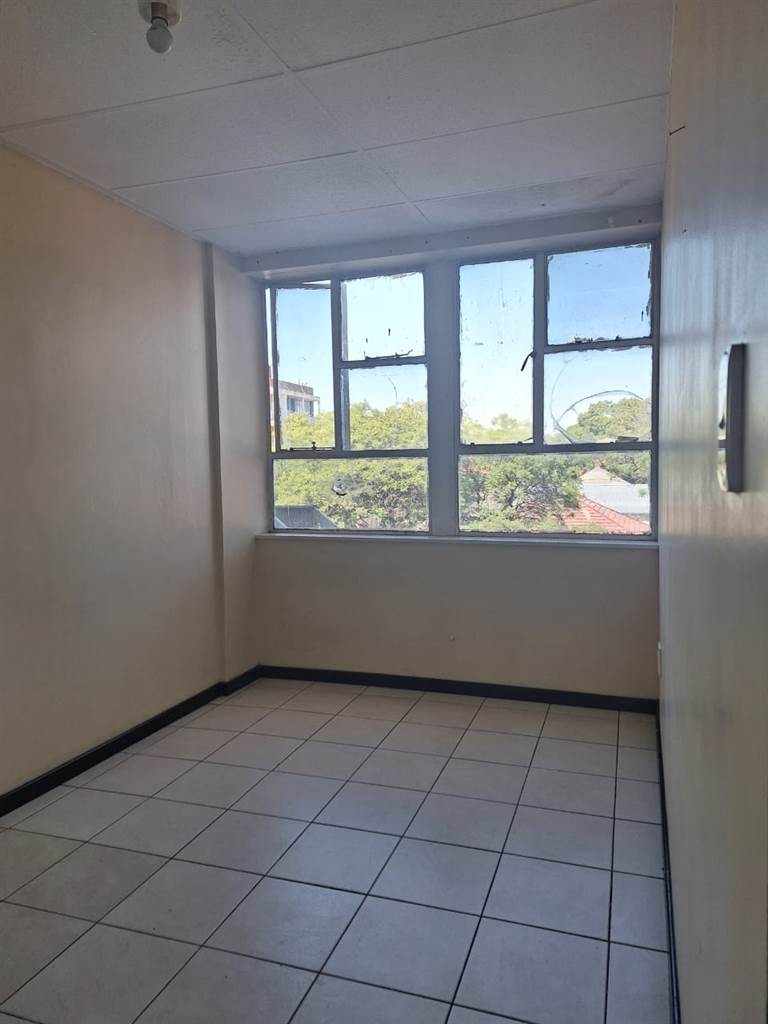 2 Bed Apartment in Yeoville photo number 3